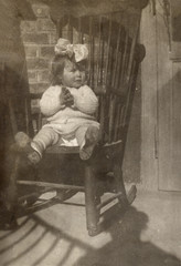 FOTO ANTICA CON BAMBINA IN POSA SEDUTA 