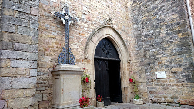 Porte d'entr&eacute;e de l'&eacute;glise Saint Corneille, Puycelsi, Tarn, France. 