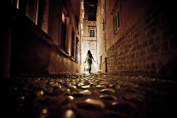 Stickers pour porte Ruelle étroite Rue de la ville médiévale antique de Dubrovnik la nuit