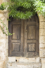 Fototapeta na wymiar zabytkowe drzwi na starym mieście w Rodos