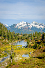 Fototapeta na wymiar Beautiful Mountain Lake at the Bagley Lake Trail Park. Mount Baker, Washington, USA.