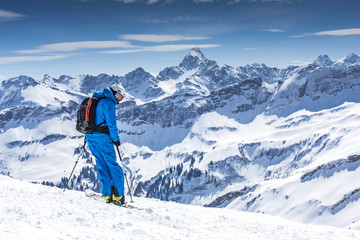 Fototapeta na wymiar Freerider mit Blick auf das Alpenpanorama