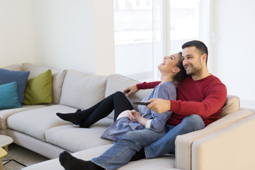 Obraz premium Young couple on the sofa watching television
