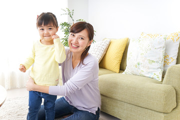 子どもの髪の毛を結ぶお母さん