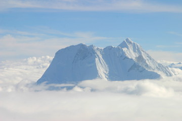 Monte Everest, la montaña más alta del planeta Tierra, con una altura de 8848 metros © VEOy.com