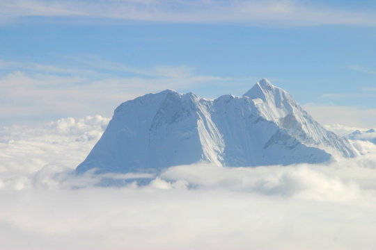 Monte Everest, la montaña más alta del planeta Tierra, con una altura de 8848 metros