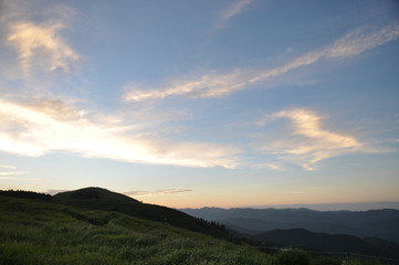 夕暮れの山々　山頂からの眺望　雄大な景色　日の出　日の入り　山脈