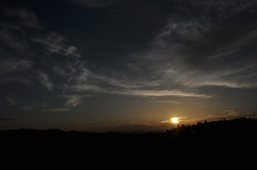 Fototapeta premium 夕暮れの山々 山頂からの眺望 雄大な景色 日の出 日の入り 山脈