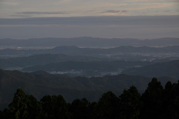 夕暮れの山々　山頂からの眺望　雄大な景色　日の出　日の入り　山脈
