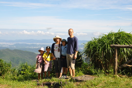 家族写真　５人家族　アジア人　夫婦　子供達　親子　山頂　夏休み　幸せ　子育て