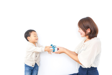 お母さんにプレゼントを渡す子ども