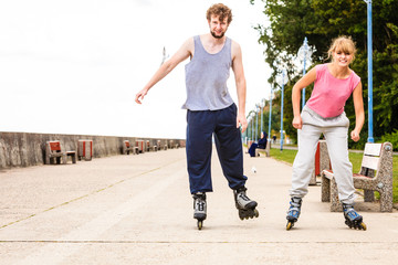 Obraz premium Active young people friends rollerskating outdoor.