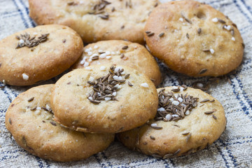 Schüttelbrot mit Hagelsalz und Kümmel auf einem karierten Leinentuch