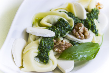 Tortellini mit Pesto, Chevre und Walnüssen