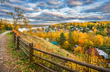 осенний вид на городок Плёс Autumn Town Plios and  a wooden fence