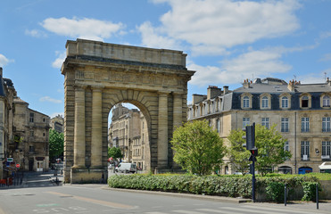 Fototapeta na wymiar Famous city gate Porte de Bourgogne in Bordeaux