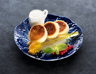 Pancakes with cottage cheese, berries and honey