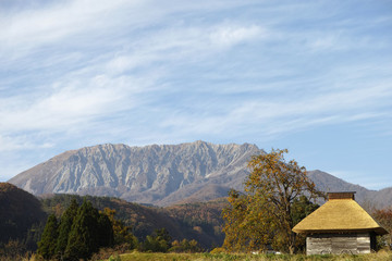 御机から見た秋の大山南壁
