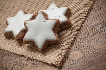 Biscuits de noël en forme d'étoile sur table en bois