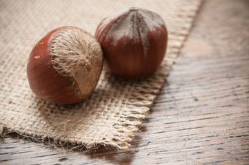 noisettes sur table en bois