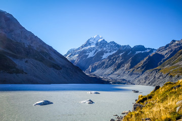 Obraz premium Hooker lake in Aoraki Mount Cook, New Zealand