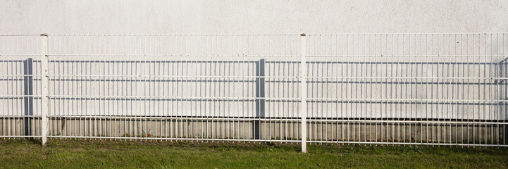 Drahtzaun vor Hausfassade, Mecklenburg-Vorpommern, Deutschland, Europa