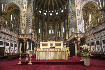 Fototapeta na wymiar The interior of St. Anthony's Basilica is a Catholic church in the city of Padua, an architectural monument, the main center of veneration of St. Anthony of Padua. Italy