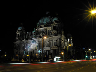 Fototapeta na wymiar Berliner Dom in Berlin der Hauptstadt von Deutschland bei Nacht