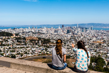 Frauen Blicken auf skyline von San Francisco