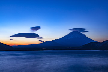 Fototapeta na wymiar 夜明けの富士山と笠雲、山梨県本栖湖にて