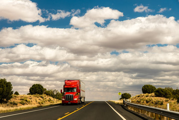 Fototapeta na wymiar Landschaft USA Westen mit rotem Truck