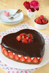 Erdbeerschokoladen-Torte in Herzform