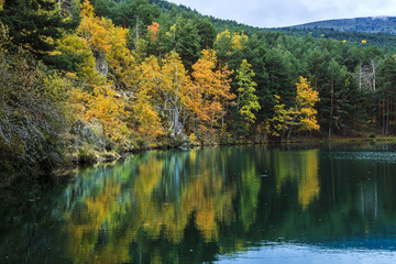 Fototapeta na wymiar Autumn lake reflections back