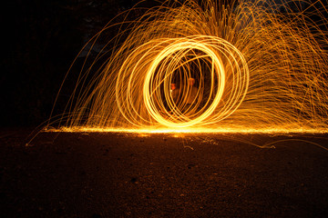 Feuerfunken bei Nacht