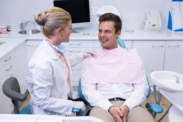 Obraz premium Patient looking at dentist at medical clinic
