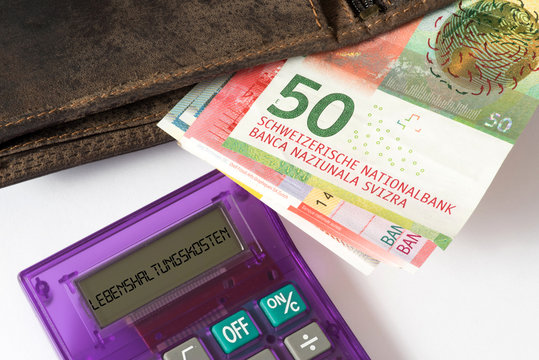 Eine Geldb&ouml;rse, Schweizer Franken und Taschenrechner zur Ermittlung der Lebenshaltungskosten in der Schweiz