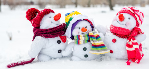Obraz na płótnie Canvas Happy snowman family