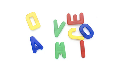 Spielzeug Buchstaben, magnetisch / freigestellt auf Weiss