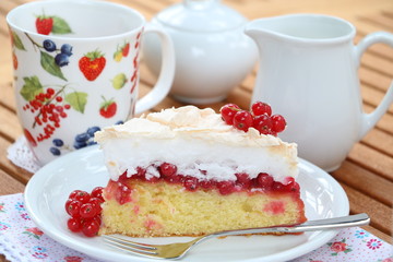 Johannisbeerkuchen mit Baiser auf einem Teller