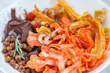 Healthy chips: dried vegetables and fruits.