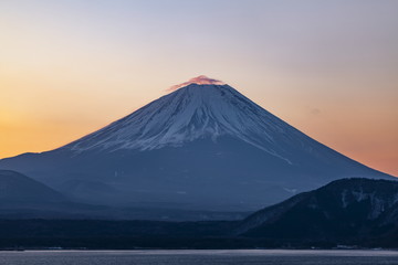 富士山と朝焼けの空、山梨県本栖湖にて