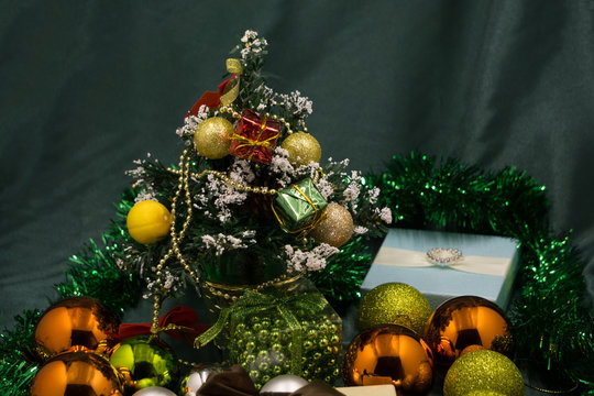 Beautiful decorations around the Christmas tree Christmas tree, happy New Godemichet about Golden toys, balloons, flowers,
