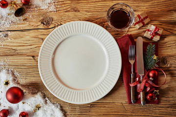 Obraz na płótnie Canvas Christmas table set with decorations and a plate