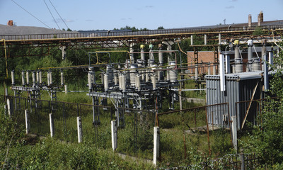Fototapeta na wymiar high-voltage power lines . electricity distribution station .