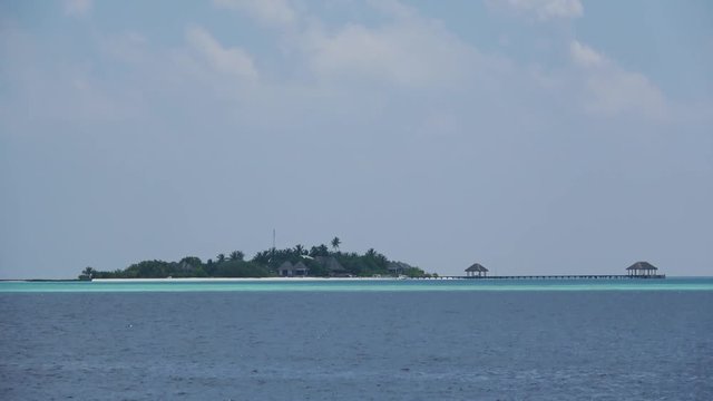 Eine weit entfernte Insel im Meer