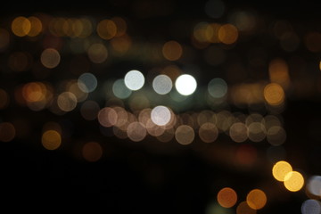 Luces de la ciudad por la noche vista desde una colina
