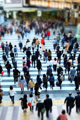 Naklejka premium 横断歩道を渡る人々