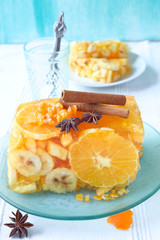 Götterspeise mit Früchten