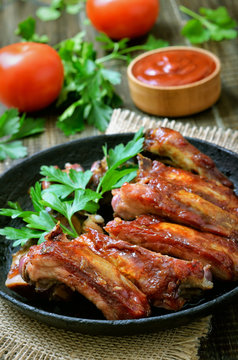 Grilled sliced pork ribs