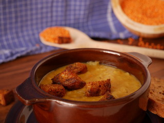 Rote Linsensuppe mit Croutons